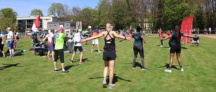 37. Forstenrieder Volkslauf 2024 am 13.04.2024 Aufwärmen vor den Läufen durch body+soul(©Foto: Martin Schmitz)